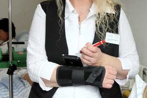 Mitarbeiterin der Genesis erfasst Menü-Wünsche einer Patientin mit einem Handheld-Computer
